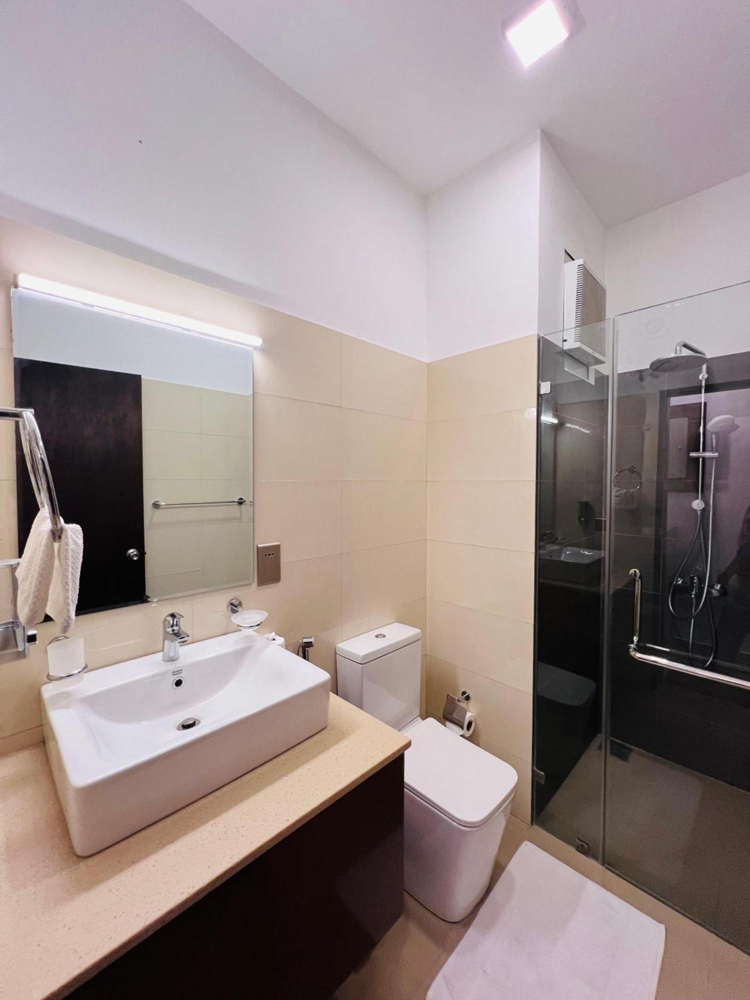 Ocean Breeze Negombo- Tidesend Luxury Beach Apartments Exterior foto